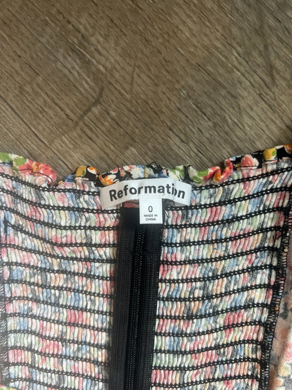 Reformation Kinsley Top in Trix US 0 - Picture 6 of 8